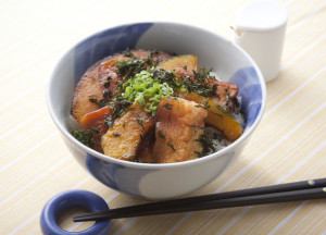 ごはん便り8月号「はんぺんの鍋照り焼き丼」