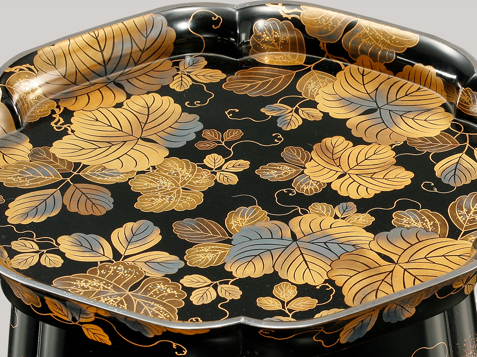 金蒔絵：その生命力の強さから繁栄を意味する蔦を大ぶりに描く