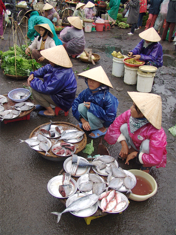 市場でも魚はたくさん売られている 撮影/森枝 卓士
