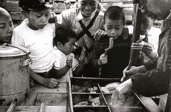 おでんの屋台に群がる子どもたち「おでん屋 江東 1955年」写真:土門拳